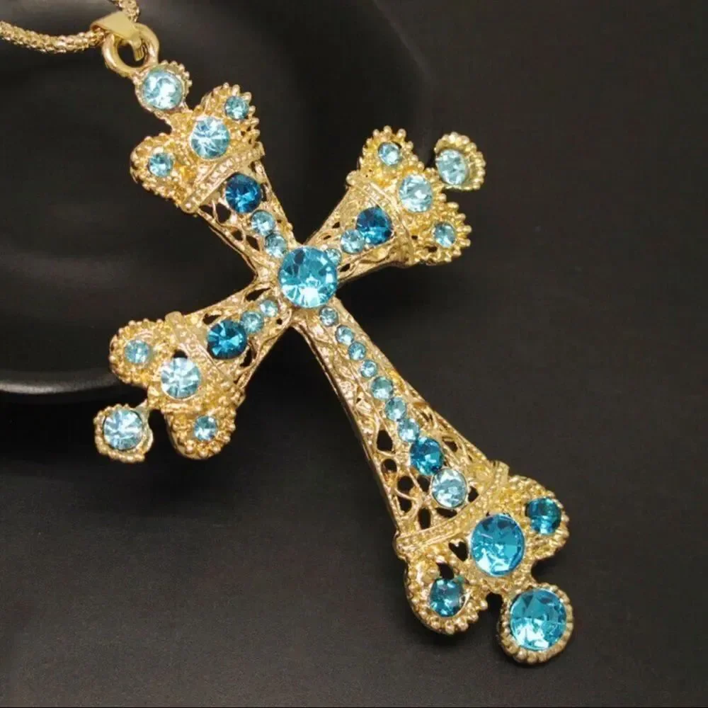 ✨ Betsey Johnson stunning crystal embellished cross necklace/pendant ✨